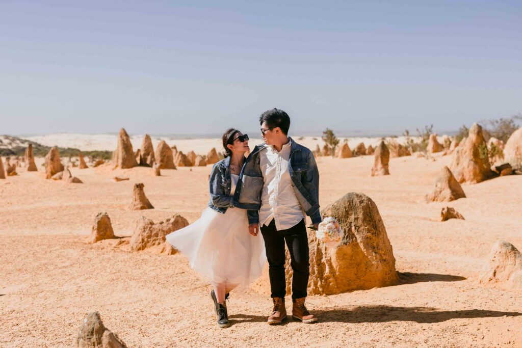 pinncale desset couple walking perth pre-wedding