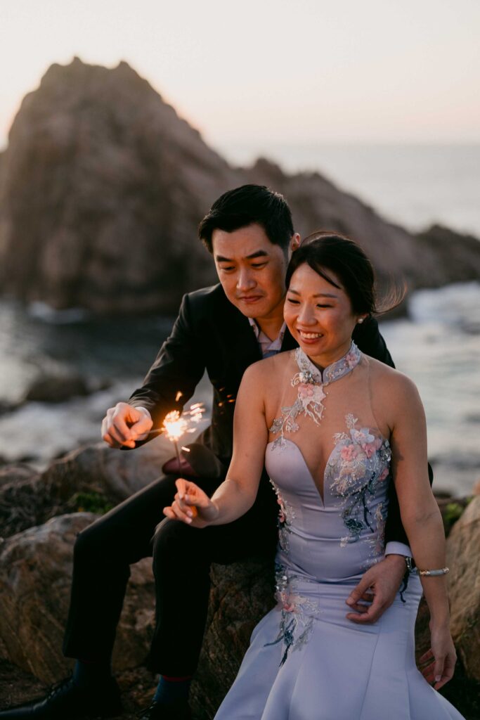 singapore couple wiht sparklers at their pre-wedding photos at sugarloaf rock